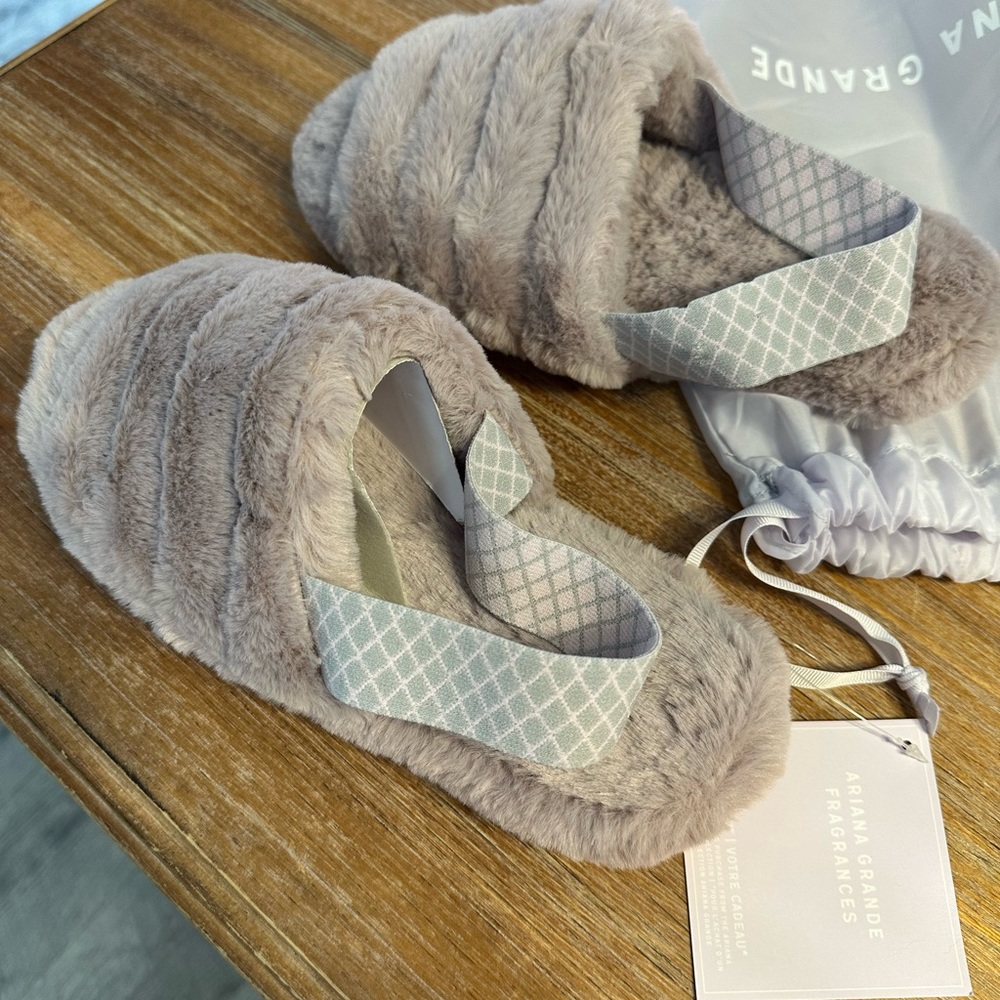 So Pretty!!! Ariana Grande Slippers (size7/8) Dust Bag Included NWT